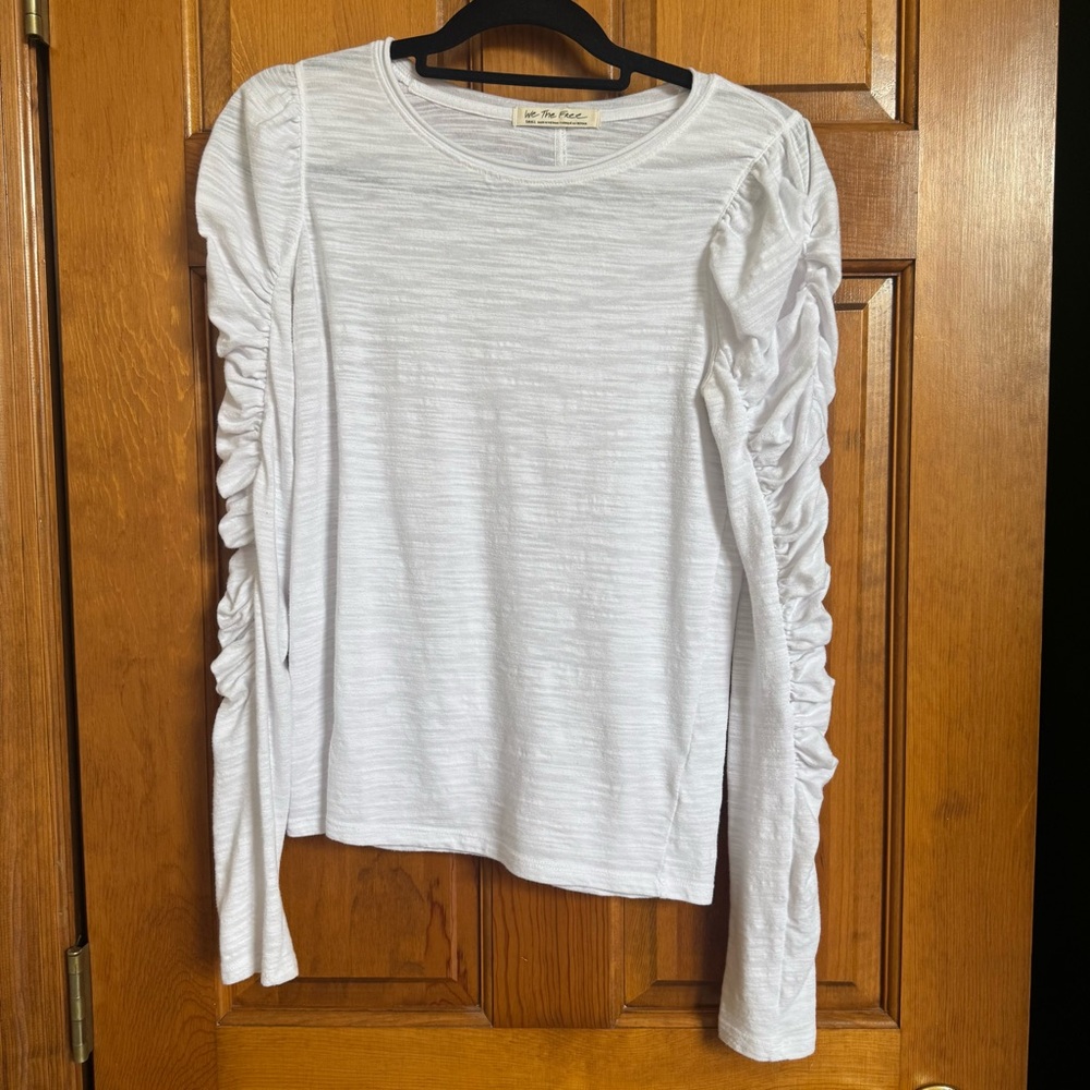 🎀 5 for 25! 🛍️ We The Free White Ruched-Sleeve Long Sleeve Tee